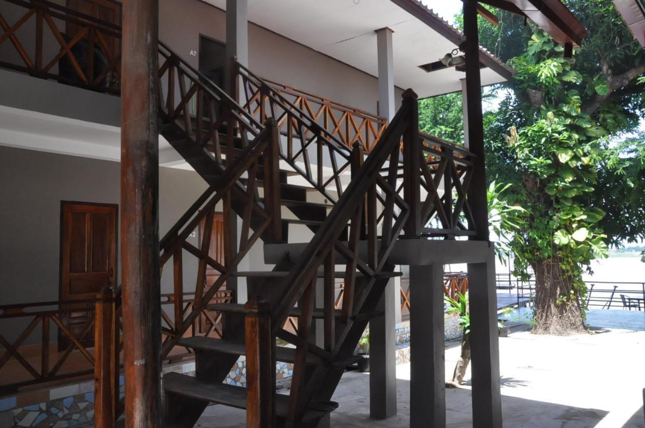 Pilgrim'S Kitchen & Inn Savannakhet Extérieur photo