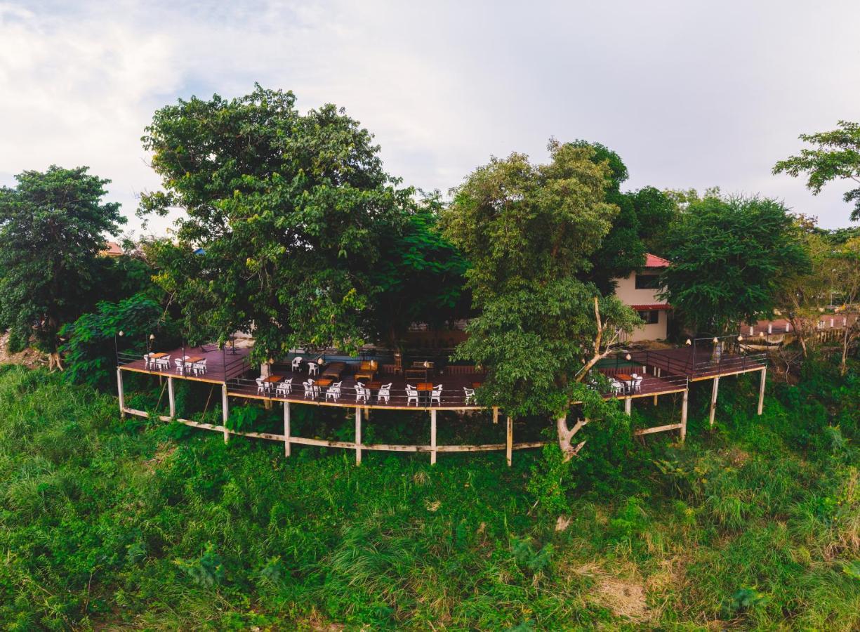 Pilgrim'S Kitchen & Inn Savannakhet Extérieur photo
