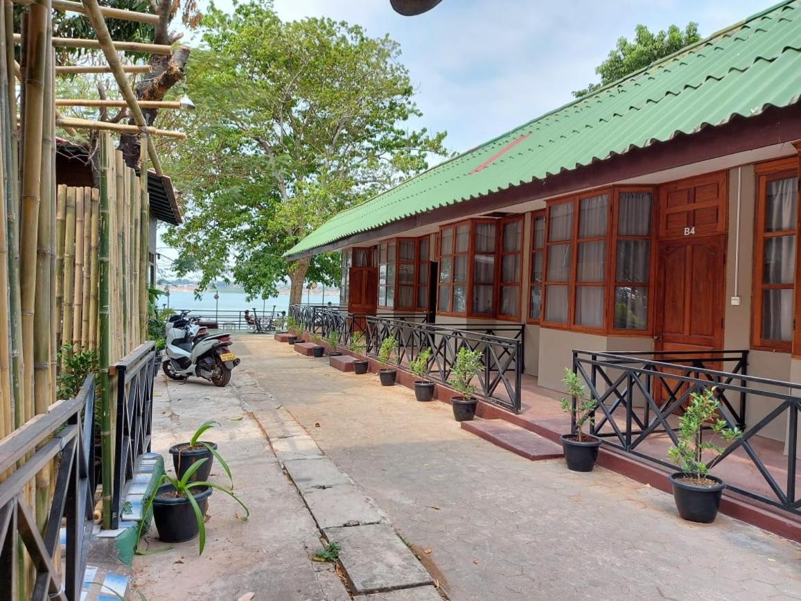 Pilgrim'S Kitchen & Inn Savannakhet Extérieur photo