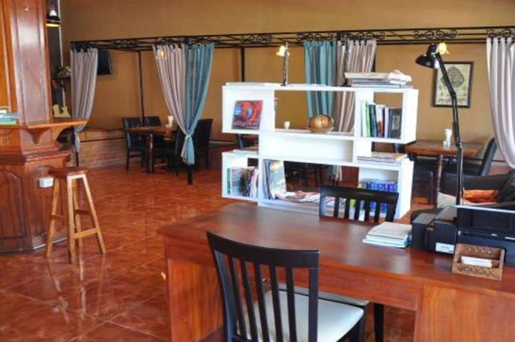 Pilgrim'S Kitchen & Inn Savannakhet Extérieur photo