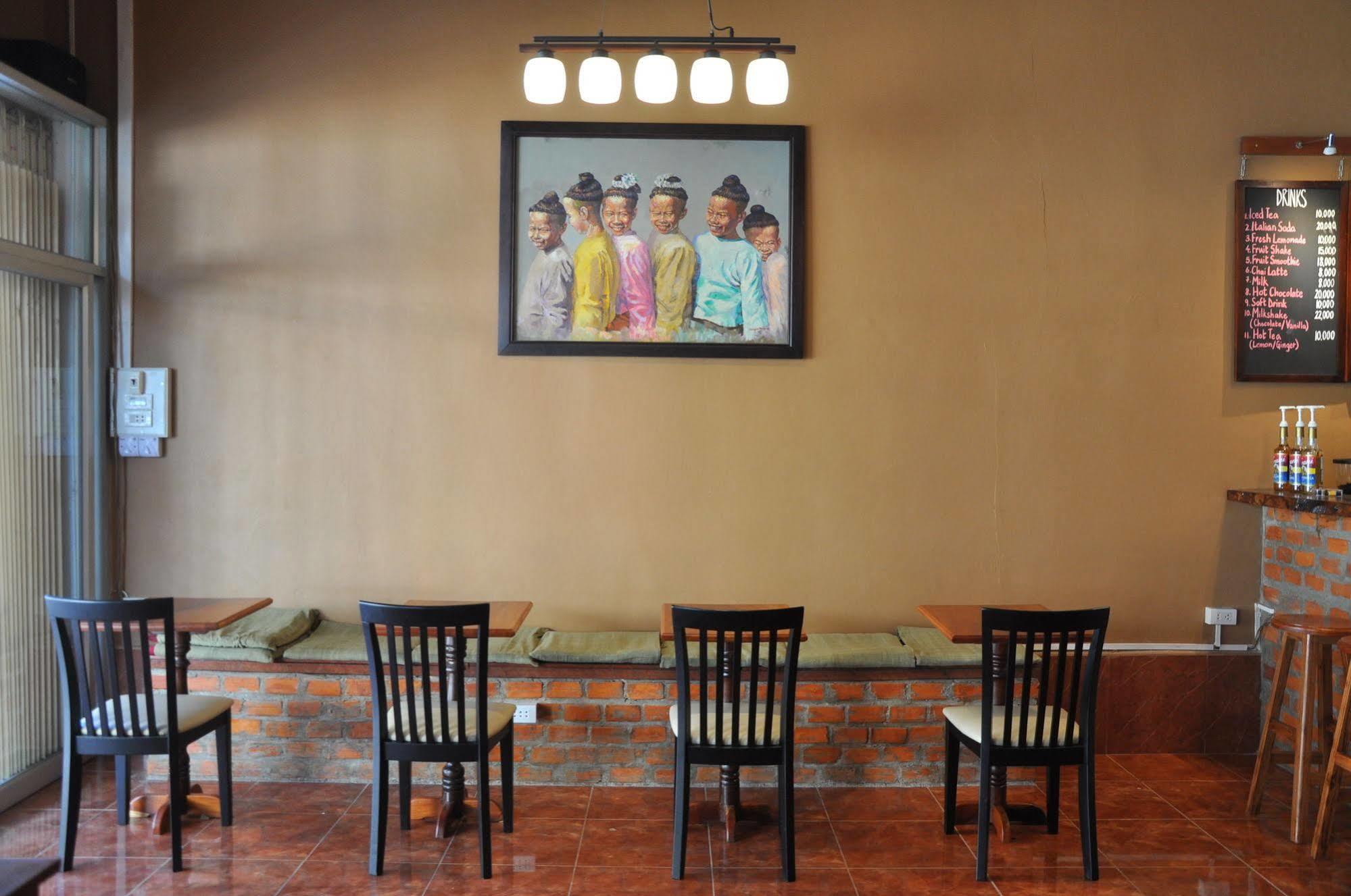 Pilgrim'S Kitchen & Inn Savannakhet Extérieur photo