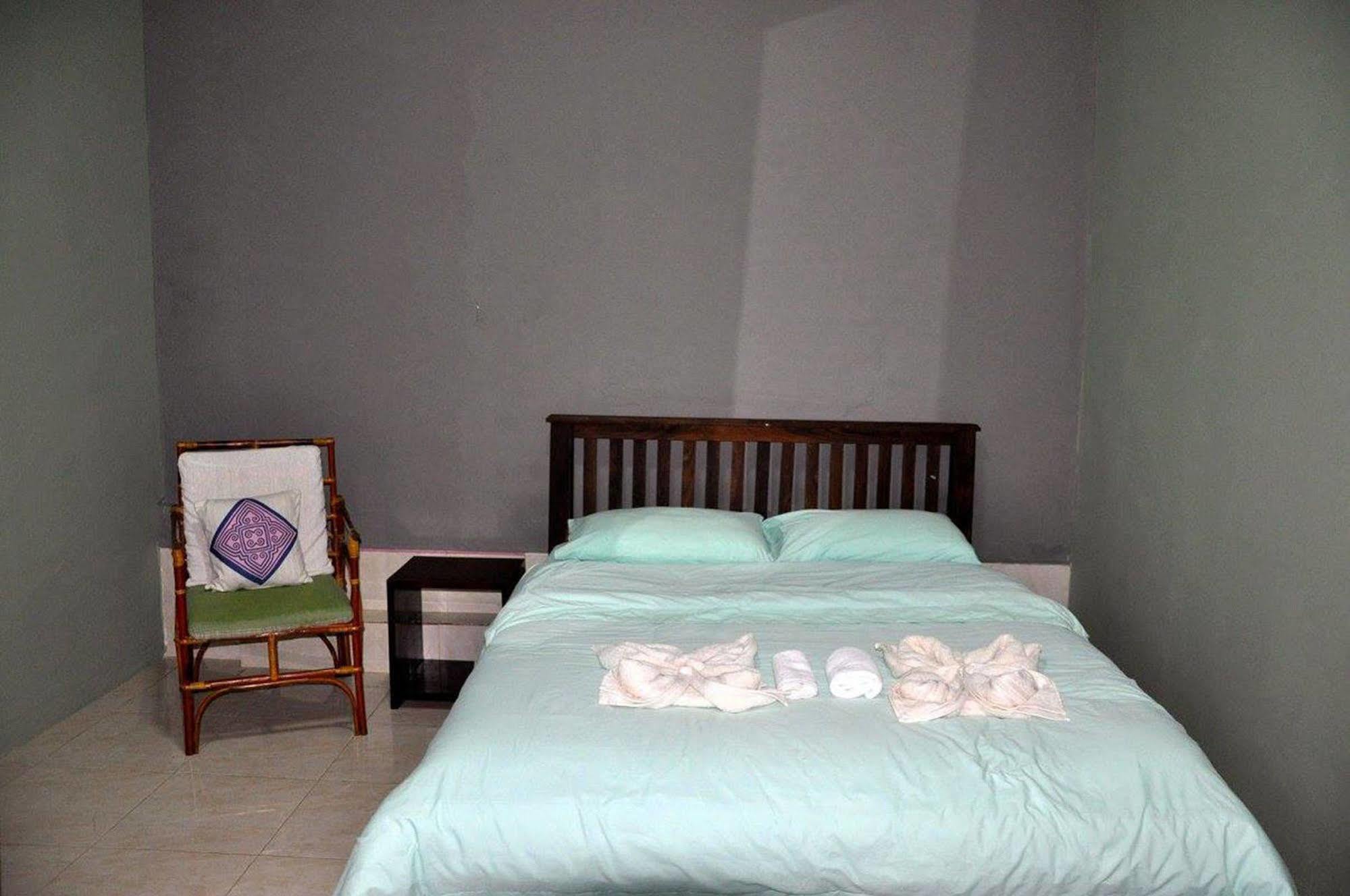 Pilgrim'S Kitchen & Inn Savannakhet Extérieur photo
