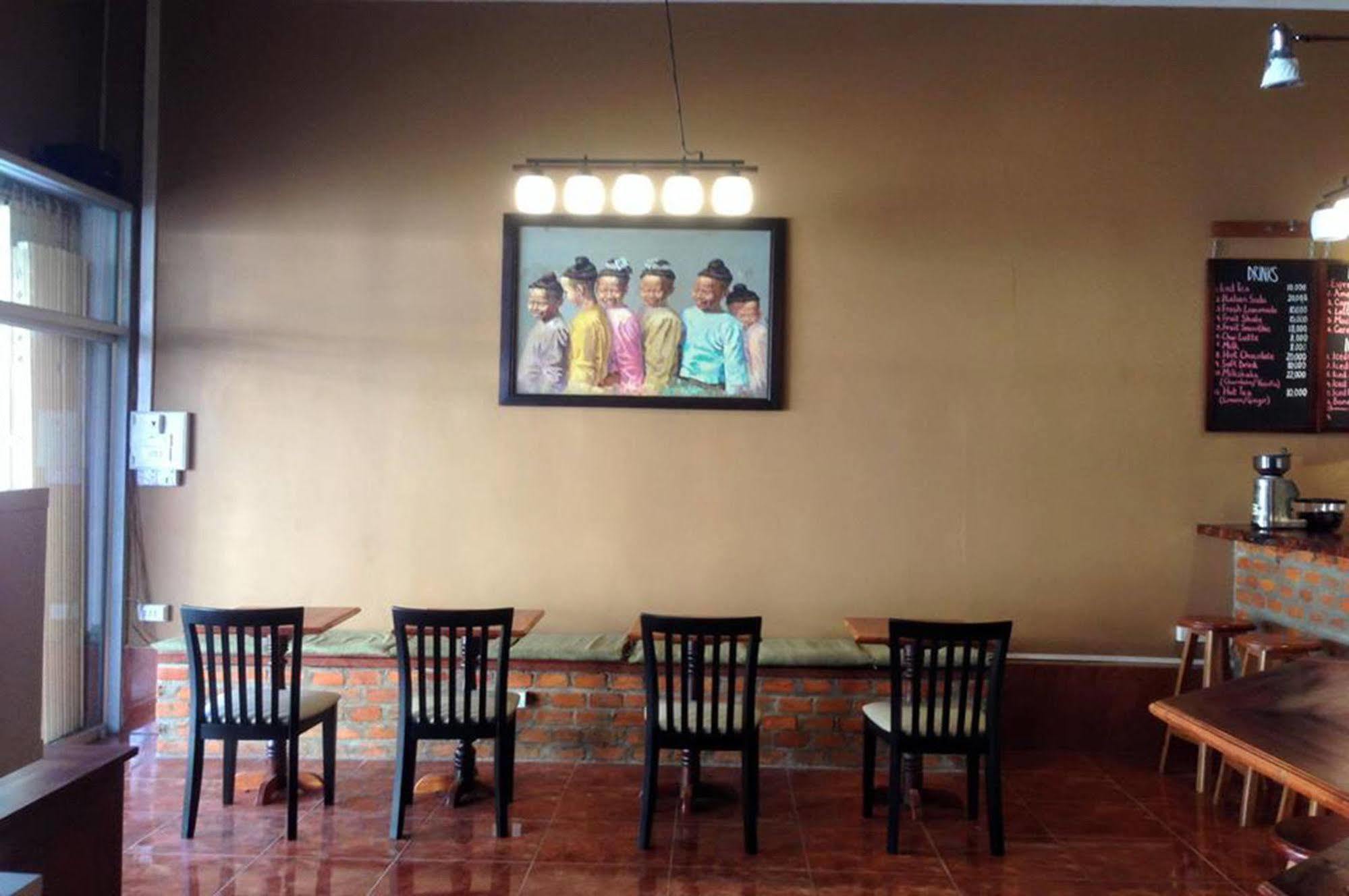 Pilgrim'S Kitchen & Inn Savannakhet Extérieur photo